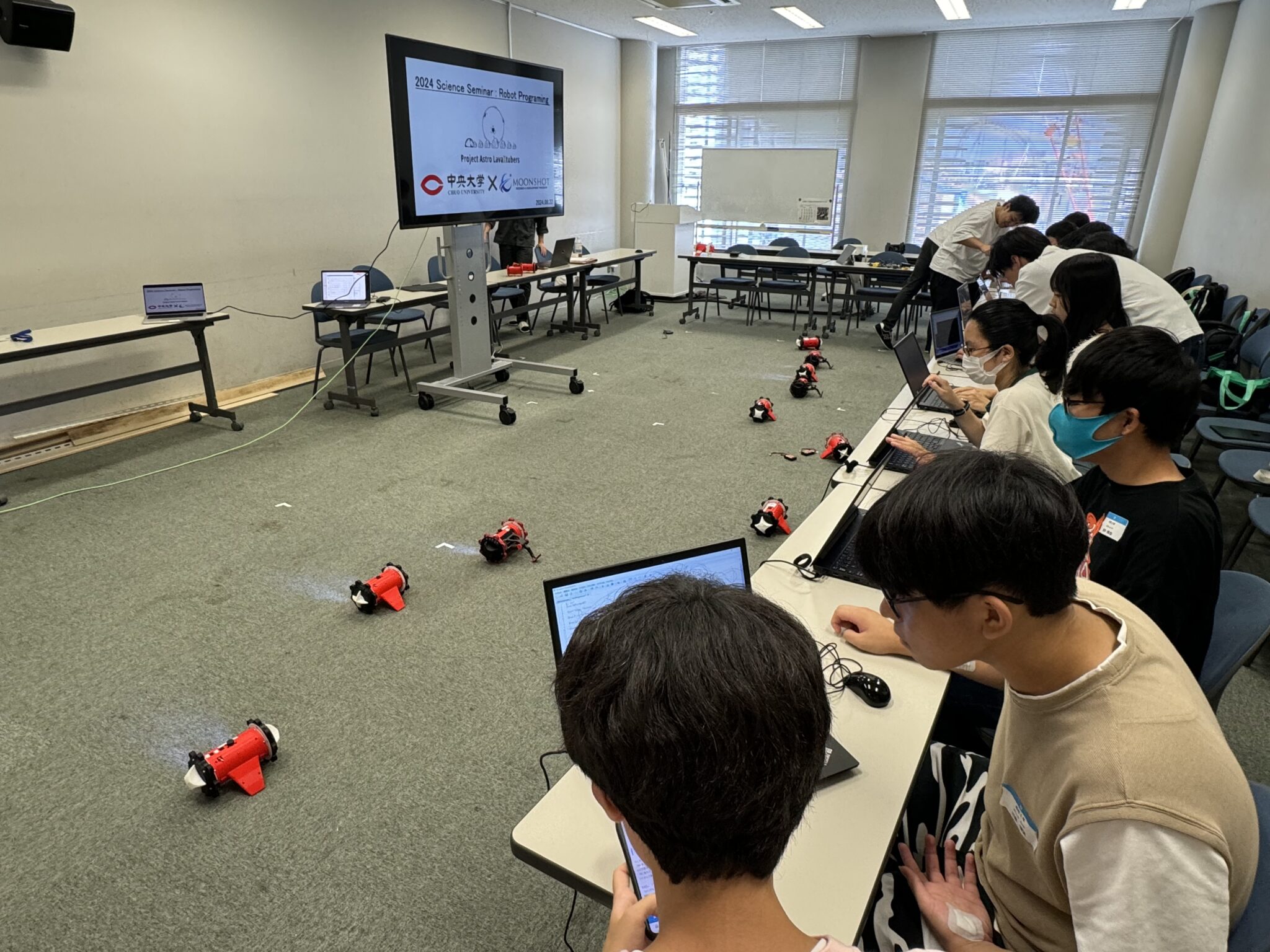 Junior high and high school students experience swarm robot programming at Chuo University Science Seminar 2024